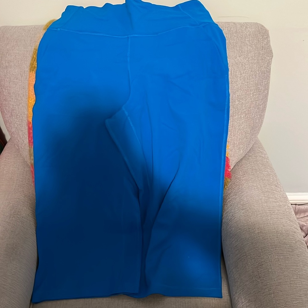 Lululemon Wide Leg Crop- like new in bright blue color!!!